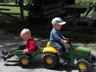 Kinder mit Traktor.jpg